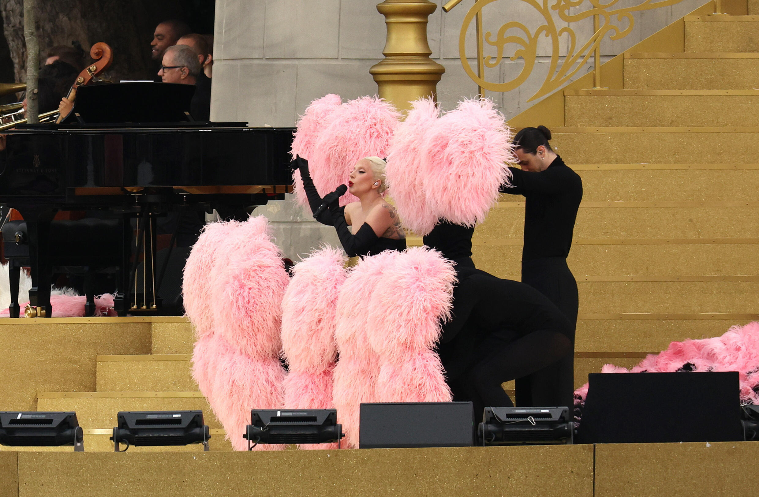 Lady Gaga interpretó una canción famosa de la revista francesa, "Mon truc en plumes" de Zizi Jeanmaire, al pie de la catedral de Nôtre Dame.