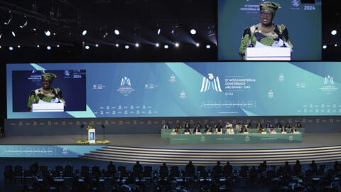 世界贸易组织总干事恩戈齐·奥孔乔-伊维拉于 2 月 26 日星期一在阿拉伯联合酋长国阿布扎比举行的世界贸易组织部长会议上发表讲话。