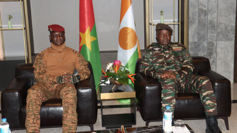 Ibrahim Traoré, chefe da junta militar do Burkina Faso, e Abdourahamane Tiani, chefe da junta militar do Níger. Niamey, 5 de Julho de 2024.