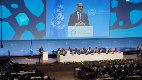 Secretário-geral da Convenção Quadro das Mudanças Climáticas da ONU (UNFCCC), Simon Stiell, discursa na abertura da conferência em Bonn, na Alemanha. (03/06/2024)