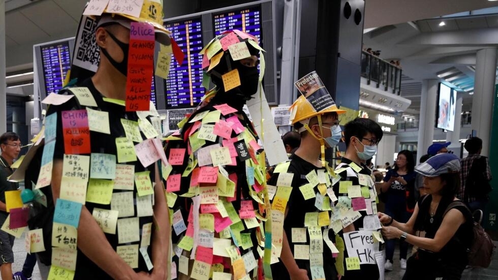 香港民众在机场以列侬墙方式进行抗议元朗黑帮暴力事件，2019年7月26日