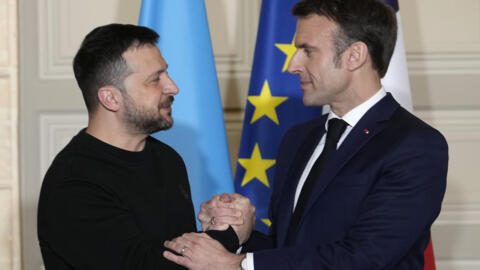 Tổng thống Ukraina Volodymyr Zelensky và tổng thống Pháp Emmanuel Macron sau cuộc họp báo tại điện Élysée ngày 16/02/2024 nhân dịp ký kết thỏa thuận an ninh song phương.