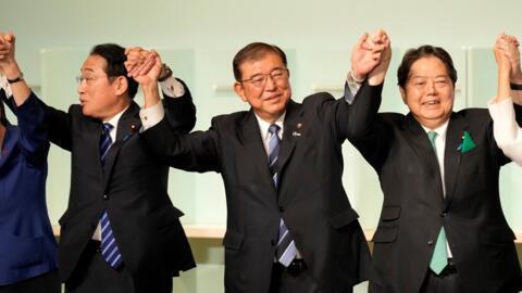 Shigeru Ishiba (au centre) célèbre son élection à la tête du parti au pouvoir au Japon lors de l'élection du Parti libéral démocrate (PLD) à Tokyo le 27 septembre 2024.