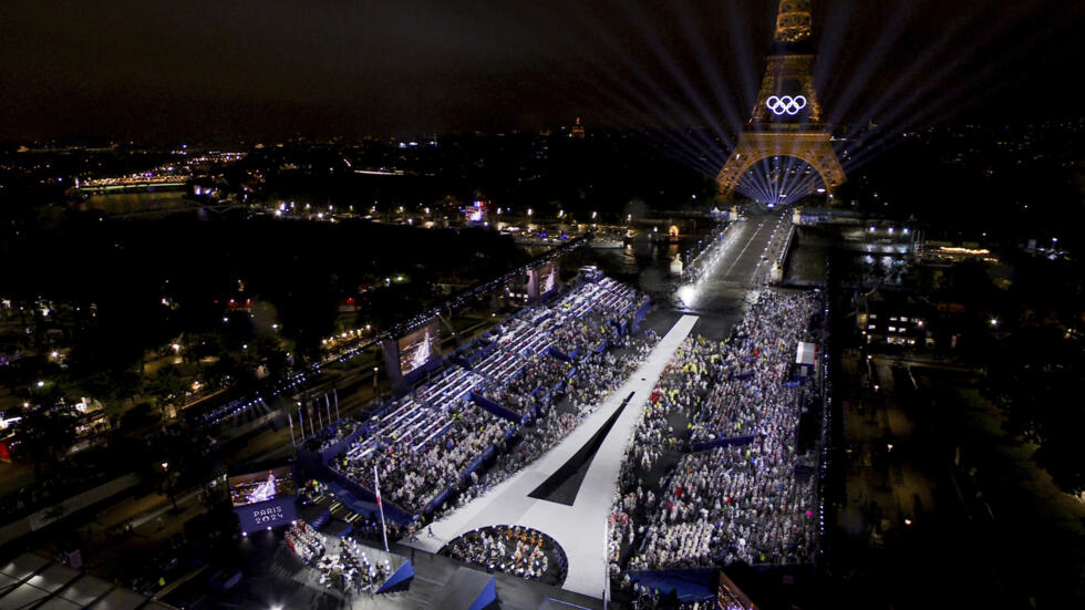 El final de la ceremonia se concentró entre el Trocadero y la Torre Eiffel antes del encendido oficial del pebetero en el Jardín de las Tullerias.