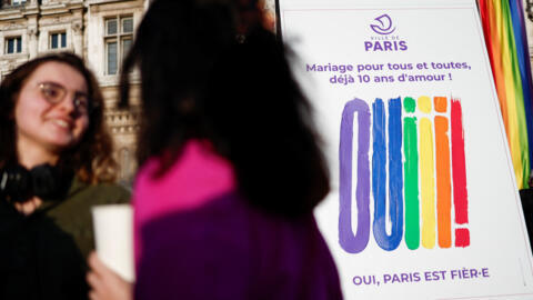 Pessoas comemoram o 10º aniversário da promulgação do casamento entre pessoas do mesmo sexo na França, também conhecido como "Casamento para Todos", na Prefeitura de Paris, França, em 17 de maio de 2023.