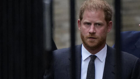 O príncipe Harry comparecerá na terça-feira (6) a um tribunal de Londres em um processo contra um jornal sensacionalista contra o qual deve testemunhar, tornando-se o primeiro membro da família real b