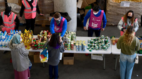 Voluntários da associação beneficente "Restos du Coeur" distribuem alimentos e produtos básicos em Marselha, sul da França.