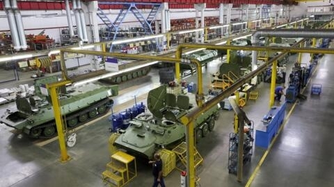 Công nghiệp quốc phòng một động lực chính cho tăng trưởng kinh tế Nga trong chiến tranh.  Ảnh Bộ Quốc Phòng Nga phổ biến ngày 11/07/2023: Một xưởng chế tạo xe bọc thép quân sự Nga.