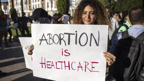 Une manifestante tient une pancarte « l'avortement relève de la santé », après qu'une jeune fille est morte suite à un avortement clandestin, à Rabat, le 28 septembre 2022.