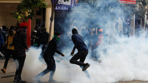 Manifestantes em Nairobi, no Quénia, neste dia 27 de Junho de 2024, perante os disparos de gás lacrimogéneo pela polícia.