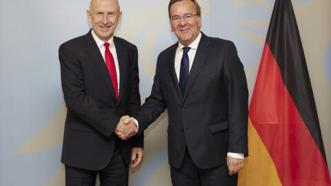 Міністр оборони Німеччини Борис Пісторіус праворуч вітає міністра оборони Великобританії Джона Гілі (ліворуч)