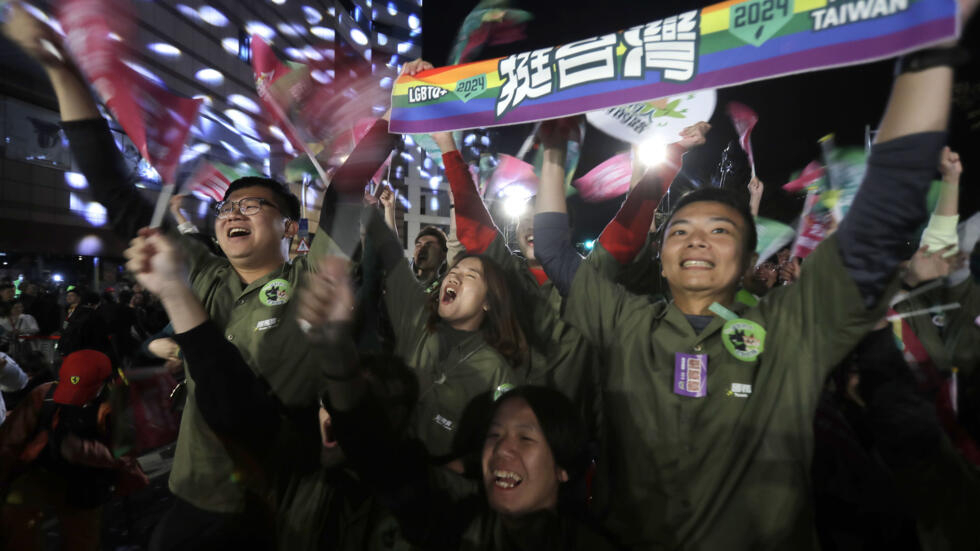 Những người ủng hộ ông Lại Thanh Đức (Lai Ching Te) tại Đài Bắc vui mừng sau chiến thắng trong cuộc bầu cử tổng thống Đài Loan ngày 13/01/2024.