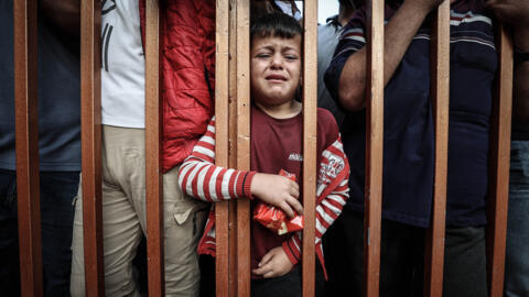 Un enfant devant la morgue de l'hôpital Nasser à Khan Younes, dans le sud de la bande de Gaza, le 25 octobre 2023.