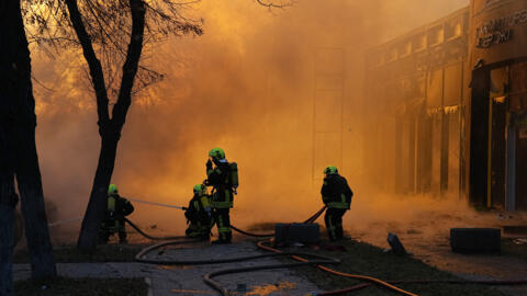 Bombeiros apagam o fogo em Kiev: vários mísseis caíram sobre grandes cidades da Ucrânia no início da manhã de 2 de janeiro de 2024