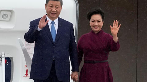 O presidente chinês, Xi Jinping, e sua esposa, Peng Liyuan, desembarcaram neste domingo no aeroporto de Orly, em Paris.