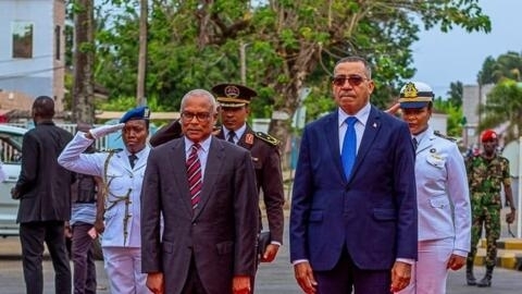 José Maria Neves (esquerda), Presidente de Cabo Verde, e Carlos Vila Nova (direita), Presidente de São Tomé e Príncipe.