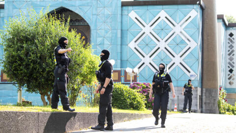 پلیس آلمان در مرکز اسلامی هامبورگ، معروف به مسجد امام علی یا مسجد آبی (کبود)