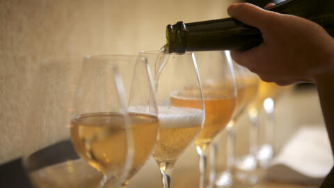 Uma garrafa de champagne custa no mínimo três vezes mais do que outros tipos de espumantes. 