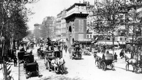 1900年法国巴黎一条繁忙的林荫大道。