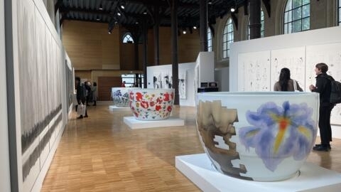 陈家泠先生的艺术作品个展《水岸丹青》中展出的桂林山水（左）彩绘瓷缸（中）和书法作品沁园春·雪（右）。