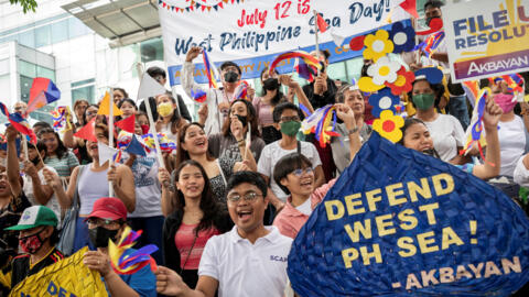 资料图片：2023年6月12日，一些菲律宾民众集会庆祝海牙国际仲裁法院支持菲律宾南海主权声索的裁决六周年。