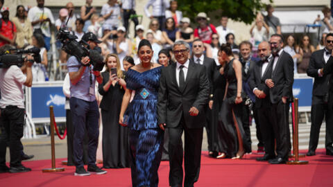 Actrita Golshifteh Farahani si regizorul Mohammad Rasoulof, pe covorul rosu. Cannes, 24 mai 2024.