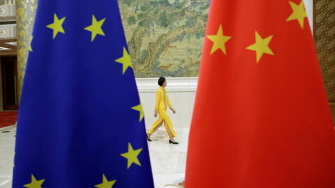 2018 年 6 月 25 日在北京举行的中欧高层经济对话上，欧盟和中国的旗帜。
