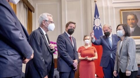 Foto oficial do encontro da presidente de Taiwan, Tsai Ing-wen (direita) com os integrantes da delegação de parlamentares americanos nesta segunda-feira, 15 de agosto de 2022.