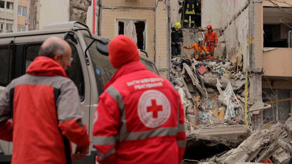 Equipes de resgate trabalham no local de um prédio de apartamentos de vários andares altamente danificado após um ataque de drones russos em Odessa, em 2 de março de 2024.
