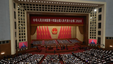 2024 年 3 月 5 日星期二，中国北京人民大会堂，中国国务院总理李强在全国人民代表大会（NPC）开幕式上讲话时出现在屏幕上。