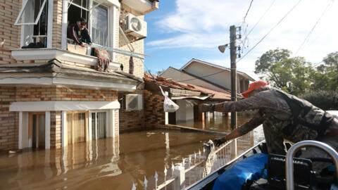 Homem se recusa a deixa a sua casa na cidade de Canoas, inundada pelas chuvas no Rio Grande do Sul. (15/05/2024)