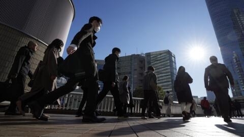 Viajeros caminan por un pasillo durante una hora punta en la estación de Shinagawa el miércoles 14 de febrero de 2024, en Tokio.