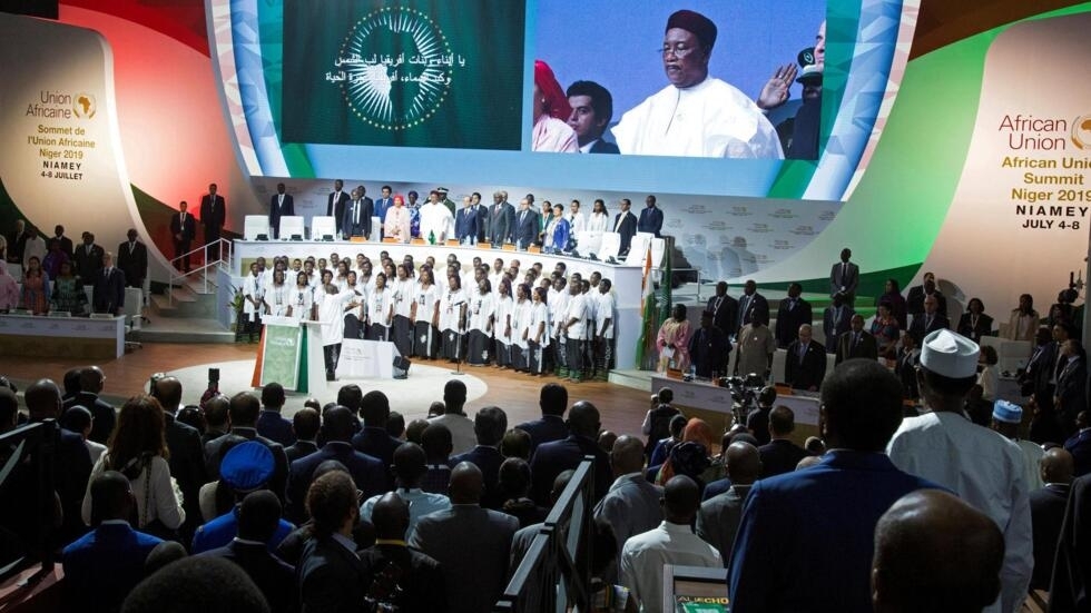 照片:非盟峰会宣布成立非洲自贸区 大屏幕显示尼日尔总统伊素福2019年7月7日尼亚美