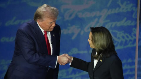 Ứng viên đảng Dân Chủ Kamala Harris (P) chủ động tới bắt tay ứng viên đảng Cộng Hòa Donald Trump, trước khi bắt đầu cuộc tranh luận tối 10/09/2024, tại trường quay của đài ABC, Philadelphia, bang Pennsylvania, Hoa Kỳ.