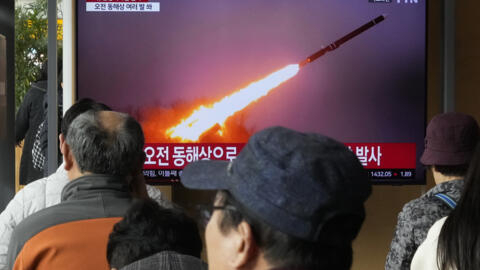 La télévision sud-coréenne montre les images du tir de missile réalisé par la Corée du Nord au-dessus de la mer du Japon le 14 février 2024.
