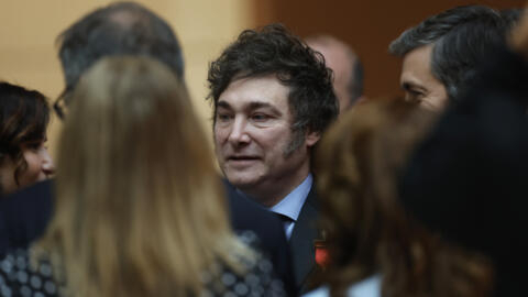 El presidente de Argentina, Javier Milei, habla con los asistentes después de recibir la medalla del Instituto Juan de Mariana de manos de la presidenta de la Comunidad de Madrid, Isabel Díaz Ayuso (i), en Madrid el 21 de junio de 2024. Milei llegó a Madrid para recibir un premio del Instituto Juan de Mariana. por su "defensa ejemplar de las ideas de libertad". (Foto de OSCAR DEL POZO / AFP)