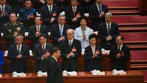 2024 年 3 月 5 日星期二，中国北京，中国国家主席习近平步入人民大会堂会场，全体代表起立鼓掌。