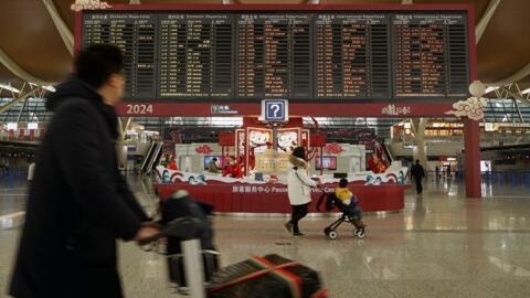 上海浦东国际机场在农历除夕迎来春运出行高峰。