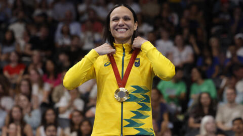 Nadadora brasileira Carol Santiago celebra em Paris sua quinta medalha de ouro na história dos Jogos Paralímpicos.