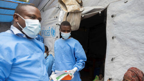 Des soignants congolais consultent des patients suspectés de mpox dans le centre de traitement de l'hôpital Kavumu, dans la province du Sud-Kivu en RDC, le 29 août 2024. REUTERS/Arlette Bashizi