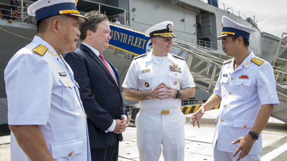 Légende : US Ambassador to Vietnam Meets with C7F Aboard USS Blue Ridge, 08/07/2024, cam Ranh, Khánh Hòa, Việt Nam par U.S. Consulate General HCMC