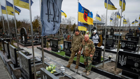 2024年2月24日，俄罗斯入侵乌克兰战争两周年纪念日。一些乌克兰人在首都基辅外郊的布查镇悼念死者。2022年四月，俄军占领该地期间，当地可能有数百名非战斗人员被俄军杀害。