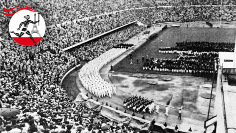 1952年7月19日，第十五届赫尔辛基夏季奥运会开幕式上，俄罗斯运动员（身着白衣）在赫尔辛基奥林匹克体育场行进。