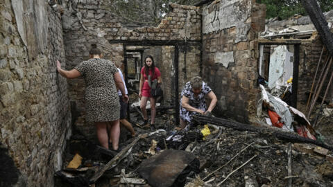 Moradores retiram objetos dos escombros de prédio destruído, atingido por um ataque de míssil russo, em meio ao ataque da Rússia à Ucrânia, em Zaporíjia, Ucrânia, em 27 de agosto de 2024. 