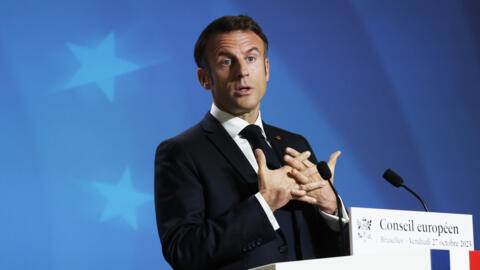 O presidente francês, Emmanuel Macron, durante coletiva de imprensa no segundo e último dia de uma cúpula da União Europeia, em Bruxelas, em 27 de outubro de 2023.