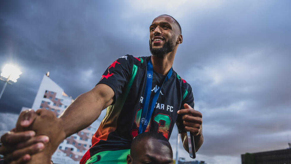 Rayane Doucouré lors de la célébration du titre de champion de Nationale avec le Red Star.