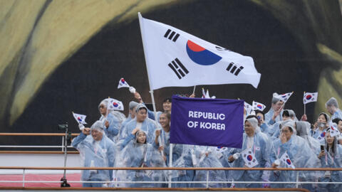 7月26日，2024年夏季奥运会开幕式上，载着韩国队的船沿着法国巴黎塞纳河前行。