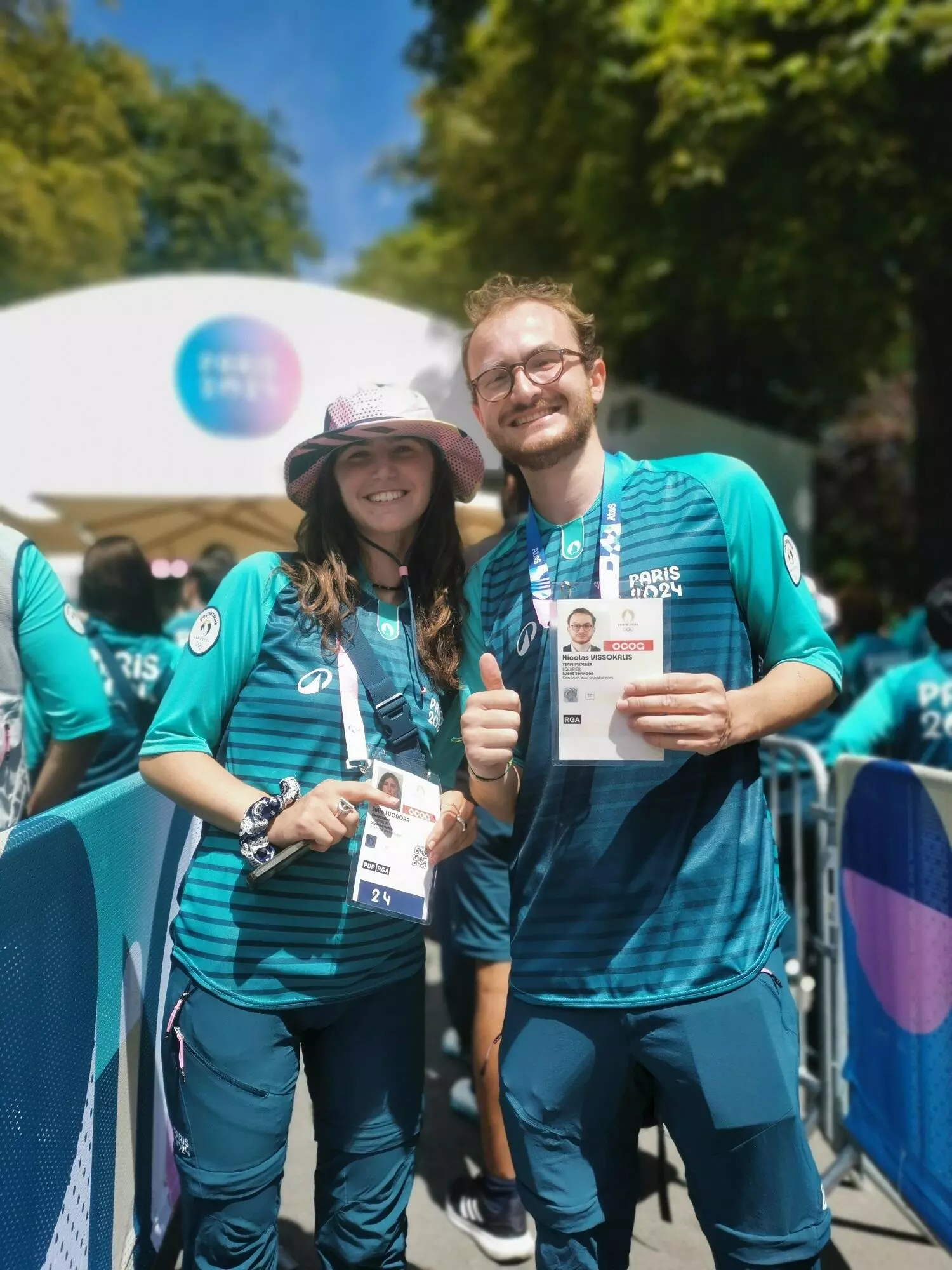 Julie Lacaora, voluntaria francesa en el control antidopaje y Nicolas Visokalis, voluntario francés en el servicio a los espectadores.