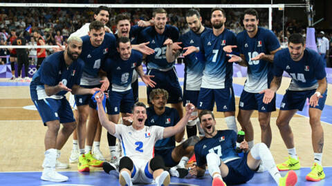 Les joueurs de l'équipe de France de volleyball après leur victoire contre l'Allemagne en quarts de finale des Jeux olympiques, le 5 août 2024 à l'Arena Paris Sud.