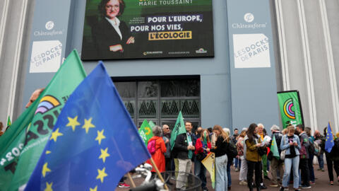 Apoiantes do partido francês Les Ecologistes (EELV) chegam para assistir ao último comício de campanha da candidata do partido francês Os Ecologistas, Marie Toussaint, antes das próximas eleições para o Parlamento Europeu, em Aubervilliers, nos subúrbios do nordeste de Paris, a 2 de junho de 2024.